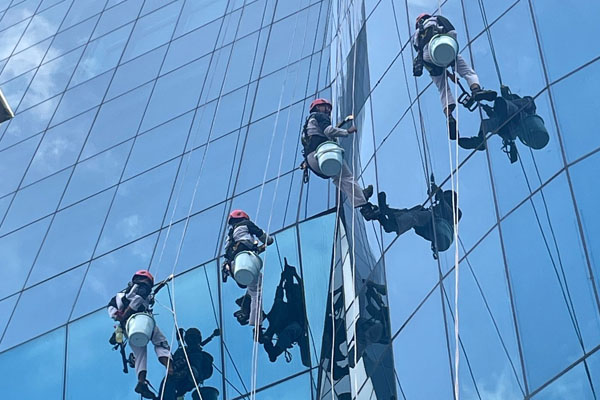 Facade Cleaning Layanan ini meliputi pembersihan dan perawatan eksterior gedung, termasuk kaca, panel, dan dinding luar, untuk memastikan tampilan yang bersih dan profesional. Tim ahli AP Buildings menggunakan teknik dan peralatan khusus yang aman dan efisien untuk membersihkan fasad gedung dari debu, kotoran, polusi, dan noda lainnya.