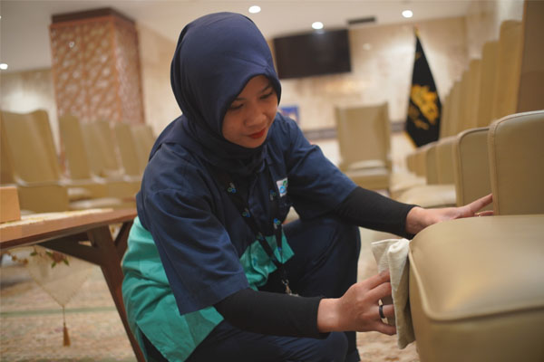 Housekeeping Layanan ini mencakup pembersihan rutin, sanitasi, dan perawatan kebersihan area publik dan privat di dalam gedung. Tim housekeeping AP Buildings memastikan lingkungan gedung tetap bersih, nyaman, dan higienis, mendukung kesehatan penghuni dan estetika bangunan.