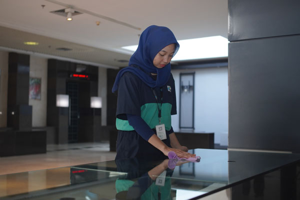 Office Assistant Layanan ini mencakup tugas-tugas seperti pembersihan dan pengaturan area kantor, penyediaan perlengkapan kantor, serta dukungan logistik sehari-hari. Office Boy/Girl dari AP Buildings bertanggung jawab untuk menjaga kebersihan, keteraturan, dan kenyamanan ruang kerja, serta membantu dengan berbagai tugas administratif ringan.