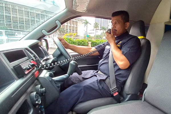 Layanan ini mencakup pengelolaan dan pengoperasian area parkir, termasuk pengaturan lalu lintas kendaraan, sistem pembayaran, dan keamanan parkir. Selain itu layanan ini mencakup penyediaan sopir profesional yang bertugas mengemudikan kendaraan perusahaan atau kendaraan operasional gedung.