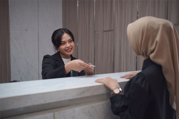 Receptionist Layanan ini mencakup penyediaan dan pengelolaan tenaga resepsionis profesional yang bertugas menyambut tamu, menangani panggilan telepon, serta mengelola administrasi front desk. Resepsionis dari AP Buildings dilatih untuk memberikan layanan yang ramah, efisien, dan representatif, membantu menciptakan kesan pertama yang positif.